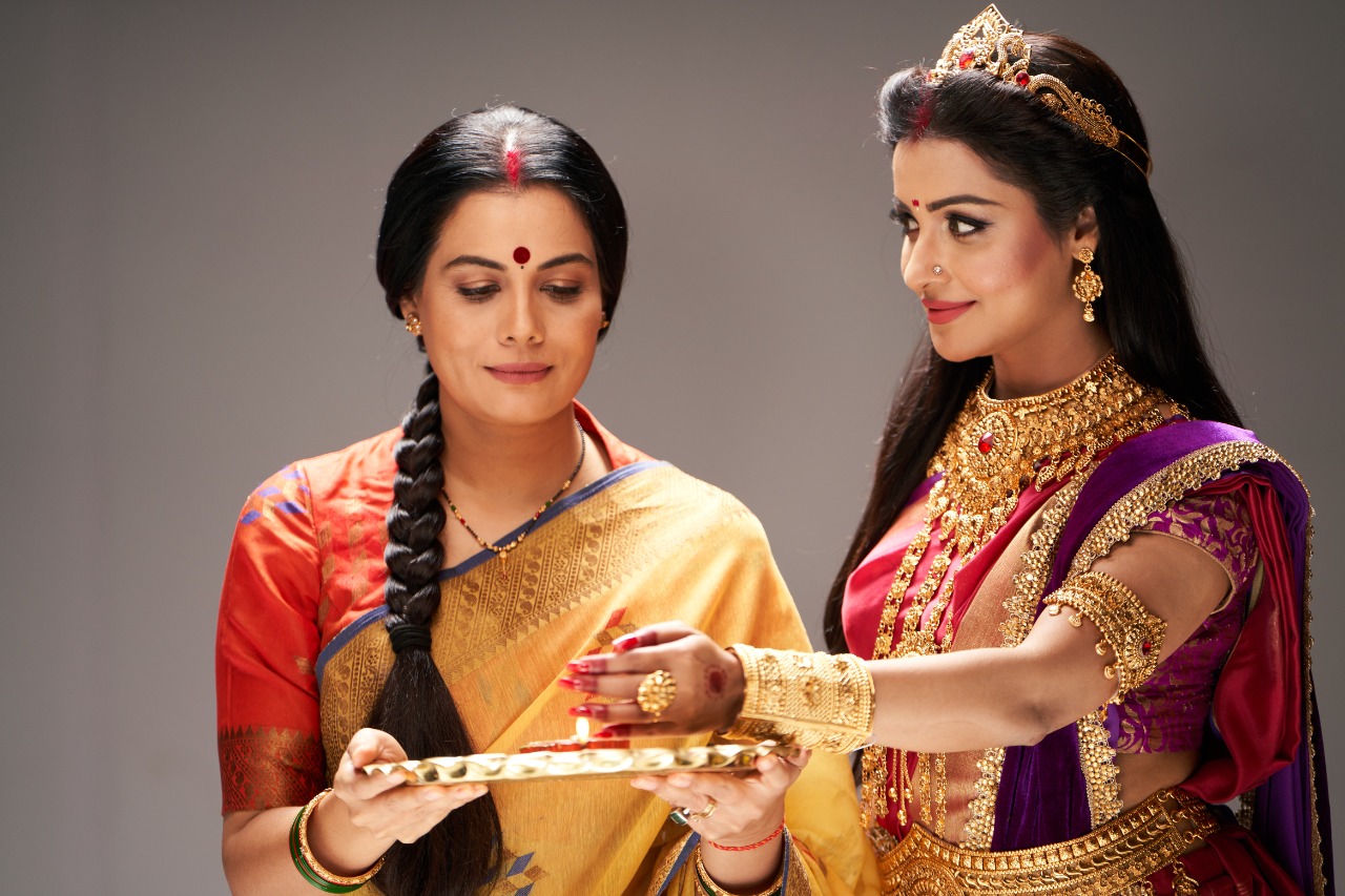 Geetanjali Tikekar as Savita and Chhavvi Pandey as Maa Laxmi in Shubh Laabh- Aapkey Ghar Mein